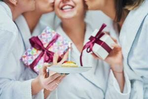 cenário do quatro meninas dentro roupão de banho tendo spa aniversário festa foto