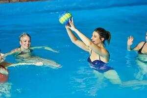 grupo do mulher dentro piscina tendo Treinamento foto