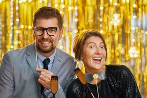 casal sobre ouro com foto cabine acessórios em festa