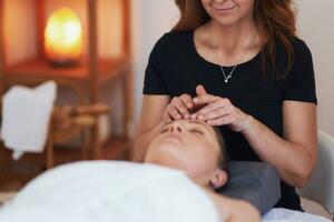 mulher tendo uma face massagem tratamento dentro estúdio foto