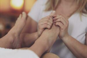 mulher tendo uma reflexologia pé massagem dentro estúdio foto