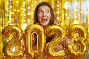 mulheres às Novo ano festa com ouro balões foto