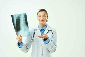 alegre mulher médico dentro branco casaco raio X emoção diagnóstico foto