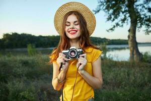 sorridente mulher vermelho lábios Câmera chapéu fechadas olhos fresco ar foto