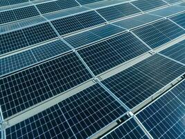 fechar-se do solar célula Fazenda poder plantar eco tecnologia. foto