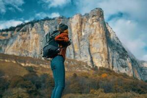 alegre mulher caminhante natureza panorama rochoso montanhas viagem foto