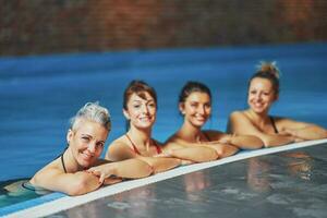 grupo do mulher dentro piscina tendo Treinamento foto