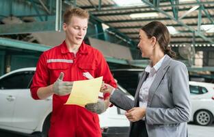 fêmea clientes pagando mecânica com dinheiro às a reparar garagem, cliente e mecânico dentro auto reparar lojas, carro reparar e manutenção conceitos foto