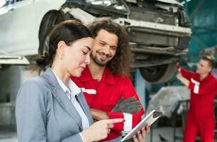 fêmea Gerente e carro mecânico enquanto trabalhando dentro auto reparar comprar, mulher às uma carro garagem obtendo mecânico serviço, carro reparar e manutenção conceitos foto