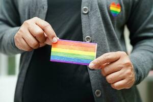 mulher asiática com bandeira do arco-íris, direitos do símbolo lgbt e igualdade de gênero, mês do orgulho lgbt em junho. foto