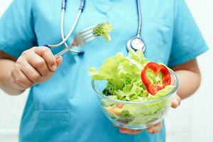 ásia nutricionista segurando saudável Comida para paciente dentro hospital, nutrição e Vitamina. foto