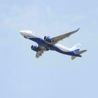 Novo Délhi, Índia, abril 16 2023 - índigo airbus A320 levar fora a partir de Indra Gandhi internacional aeroporto Délhi, índigo doméstico avião vôo dentro a azul céu durante dia Tempo foto
