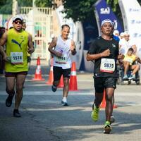 Novo Délhi, Índia - abril 16 2023 - vedanta Délhi metade maratona raça depois de cobiçado dentro que maratona participantes sobre para Cruz a terminar linha, Délhi metade maratona 2022 foto