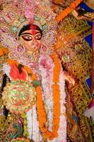 deusa durga com olhar tradicional em vista de perto em um sul kolkata durga puja, ídolo durga puja, um maior festival hindu navratri na índia foto