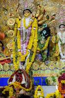 deusa durga com olhar tradicional em vista de perto em um sul kolkata durga puja, ídolo durga puja, um maior festival hindu navratri na índia foto