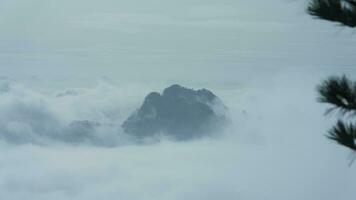 a lindo montanhas Visão cercado de a enevoado névoa dentro inverno foto