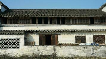 a lindo tradicional chinês Vila Visão com a clássico arquitetura e limitar faixa Como fundo foto