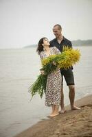 romântico jovem casal dentro amor em a de praia foto
