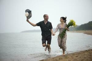 romântico jovem casal dentro amor em a de praia foto