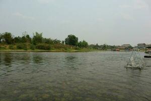 rio paisagem, Visão do nam música rio dentro vang vieng, Laos dentro verão. foto