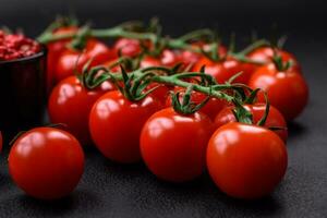 delicioso fresco cereja tomates em uma galho com especiarias e ervas foto