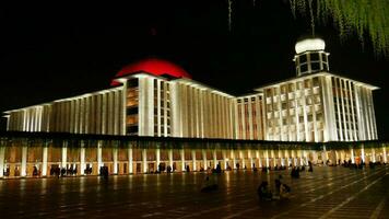 istiqlal mesquita às noite foto