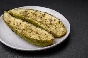 delicioso abobrinha cortar para dentro dois metades cozido com sal, especiarias e ervas foto