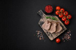 delicioso fervido carne língua fatiado com legumes e especiarias foto