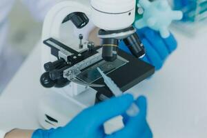 microscópio com laboratório vidraria, Ciência laboratório pesquisa e desenvolvimento conceito foto