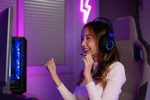 ásia jogador jogando conectados vídeo jogos ganhando animado em pc com iluminação efeito, transmissão transmissão viver às lar. jogador e e-sport conectados jogos tecnologia campeonato torneio jogador conceito. foto