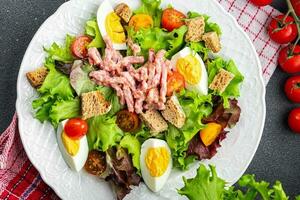 bacon salada, ovo, pão torrado, alface, salada vestir vinagrete cozinha refeição Comida lanche em a mesa cópia de espaço Comida fundo rústico topo Visão foto