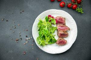 carne bife raro frito peça do carne assar saudável refeição Comida lanche em a mesa cópia de espaço Comida fundo rústico topo Visão ceto ou paleo dieta foto