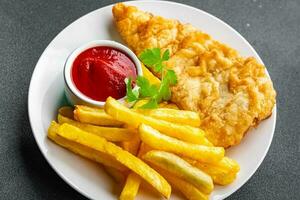 profundo frito peixe e salgadinhos francês fritas velozes Comida refeição Comida lanche em a mesa cópia de espaço Comida fundo rústico topo Visão foto