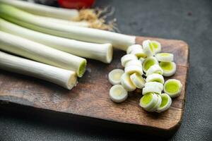 alho-poró cortar para dentro peças fresco vegetal saudável refeição Comida lanche em a mesa cópia de espaço Comida fundo rústico topo Visão ceto ou paleo dieta vegetariano vegano ou vegetariano Comida foto