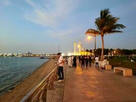 jedá, saudita Arábia, abril 2023 - lindo tarde Visão do Jeddah corniche. uma ampla número do pessoas estão visto dentro a parque do Jeddah corniche. foto