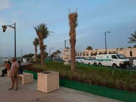 jedá, saudita Arábia, abril 2023 - lindo tarde Visão do Jeddah corniche. uma ampla número do pessoas estão visto dentro a parque do Jeddah corniche. foto