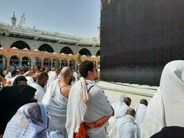 meca, saudita Arábia, abril 2023 - peregrinos a partir de todos sobre a mundo estão presente dentro a pátio do masjid al-haram para tawaf. foto