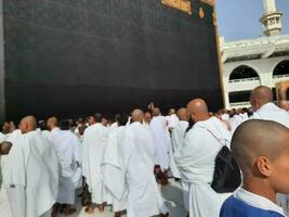 meca, saudita Arábia, abril 2023 - peregrinos a partir de todos sobre a mundo estão presente dentro a pátio do masjid al-haram para tawaf. foto