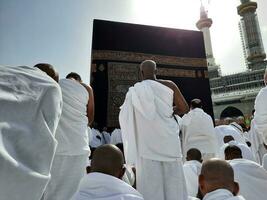 meca, saudita Arábia, abril 2023 - peregrinos a partir de todos sobre a mundo estão presente dentro a pátio do masjid al-haram para tawaf. foto