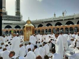 meca, saudita Arábia, abril 2023 - peregrinos a partir de todos sobre a mundo estão presente dentro a pátio do masjid al-haram para tawaf. foto