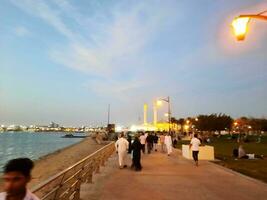 jedá, saudita Arábia, abril 2023 - lindo tarde Visão do Jeddah corniche. uma ampla número do pessoas estão visto dentro a parque do Jeddah corniche. foto