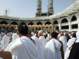 meca, saudita Arábia, abril 2023 - peregrinos a partir de todos sobre a mundo estão presente dentro a pátio do masjid al-haram para tawaf. foto