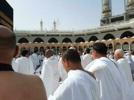 meca, saudita Arábia, abril 2023 - peregrinos a partir de todos sobre a mundo estão presente dentro a pátio do masjid al-haram para tawaf. foto