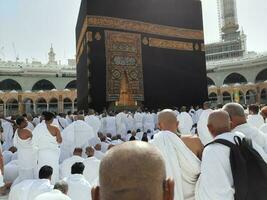 meca, saudita Arábia, abril 2023 - peregrinos a partir de todos sobre a mundo estão presente dentro a pátio do masjid al-haram para tawaf. foto