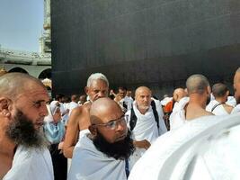 meca, saudita Arábia, abril 2023 - peregrinos a partir de todos sobre a mundo estão presente dentro a pátio do masjid al-haram para tawaf. foto