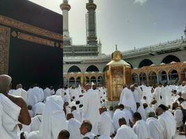 meca, saudita Arábia, abril 2023 - peregrinos a partir de todos sobre a mundo estão presente dentro a pátio do masjid al-haram para tawaf. foto