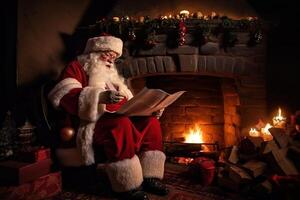 santa claus lê Natal crianças cartas de a lareira com fogo, Sombrio sala. ai gerado. foto