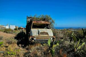 oxidado abandonado caminhão em a deserto foto