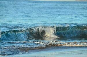 mar com ondas foto