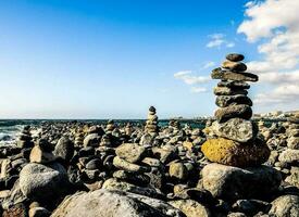 pedra pirâmides em a de praia foto